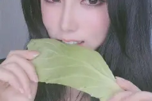 65岁欧阳震华和老婆傅洁娴参加朋友聚餐夫妻俩看起来都好瘦啊