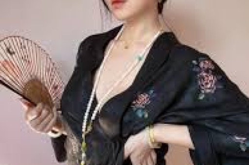 娱乐圈八卦揭秘：白鹿公关告急热巴绯闻不断网红与男歌手恋情内幕曝光