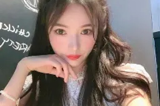 女星赵樱子直播间自曝恋情冲上热搜官宣小12岁男友！